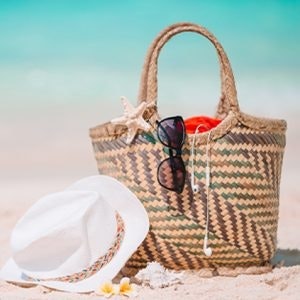Os essenciais que não podem faltar na tua mala de praia